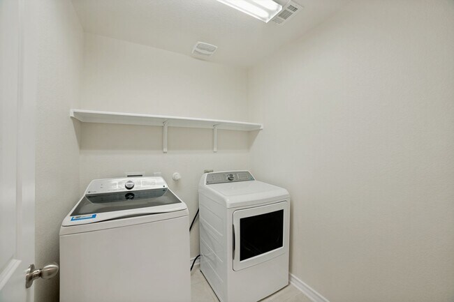 Building Photo - Welcome home to this 4/2/2 nestled in Whisper Falls