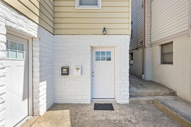 Building Photo - 632 Chase Ave