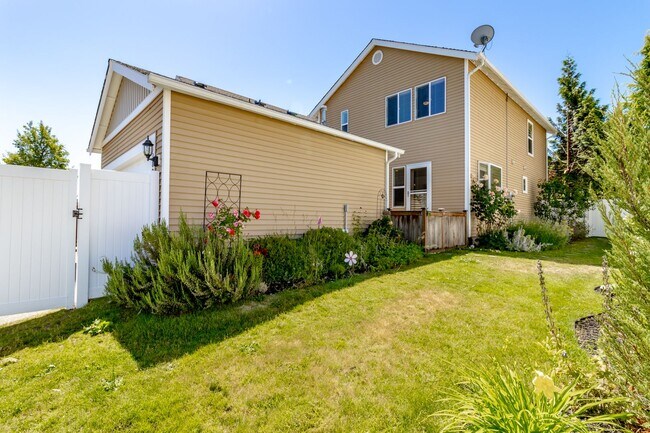 Building Photo - 3 bedroom, 2.5 bath DuPont home featuring AC!