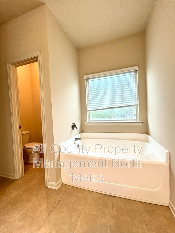 Building Photo - 421 Parkstone Dr