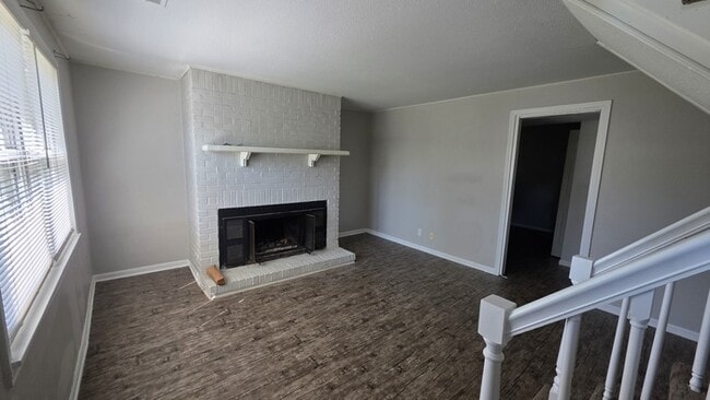 Building Photo - Welcome home to this beautiful Blue Spring...