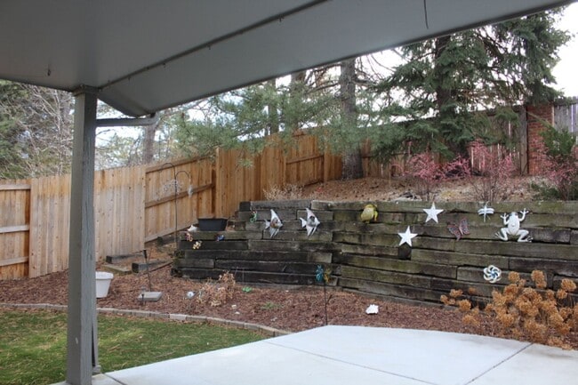 Building Photo - 5 BR/3 1/2 BA in the Desirable Meadowglen Community!!