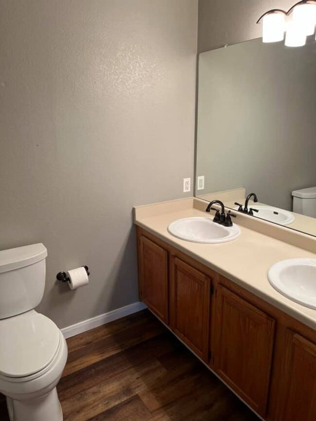 Building Photo - Great 2 bedroom/2bath condo- 3rd floor with loft! 1 car garage! Flexible Move in Date! -$250 off ...