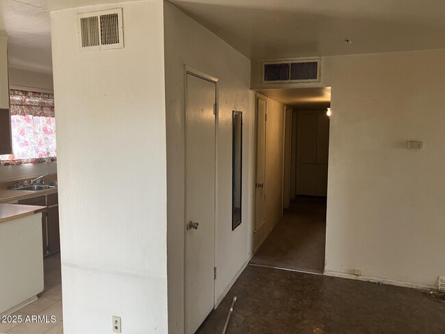 Building Photo - 4641 S 17th Pl
