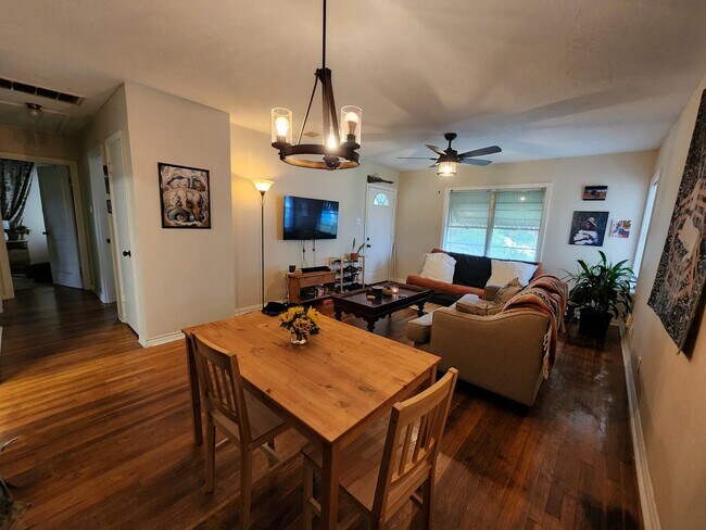 Building Photo - 3707 Daphne St