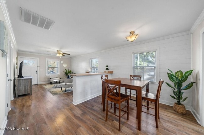 Building Photo - 720 Queen St