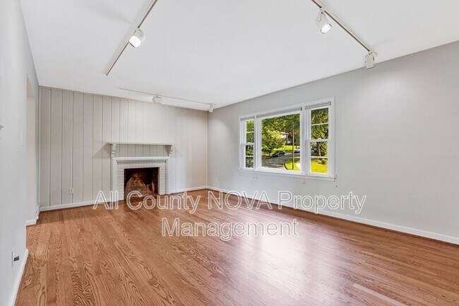 Building Photo - 3160 Ravenwood Dr