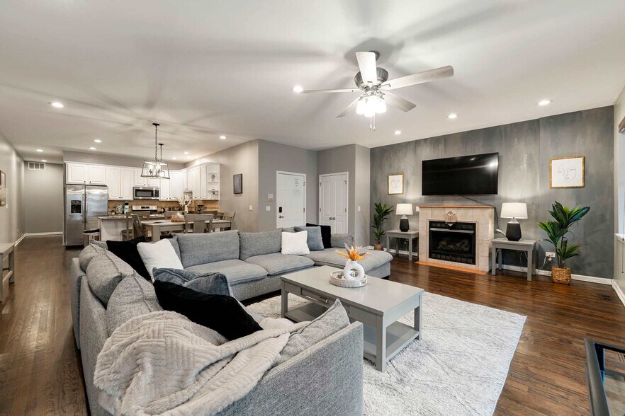 Building Photo - 1909 S Michigan Ave