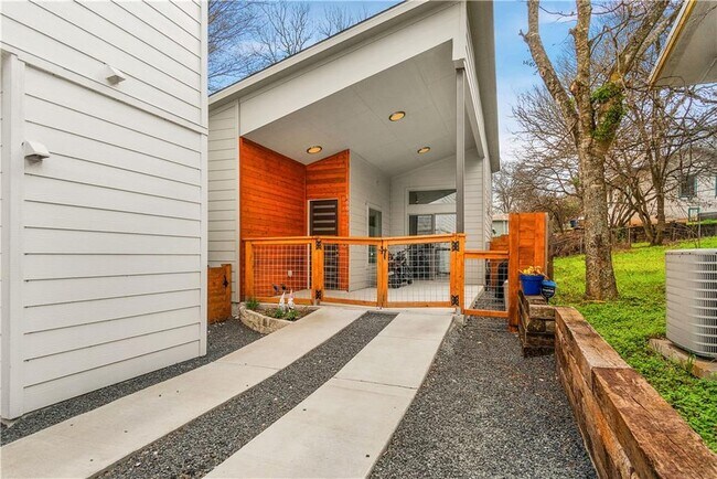 Building Photo - 1609 J J Seabrook Dr