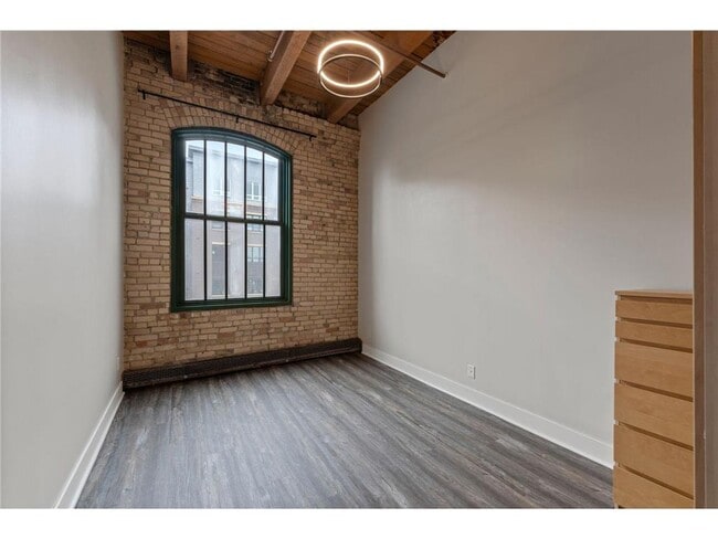 Building Photo - 400 N 1st St