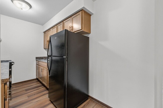 Building Photo - Renovated Lower Studio Apartment Available at our Cedar View Apartments