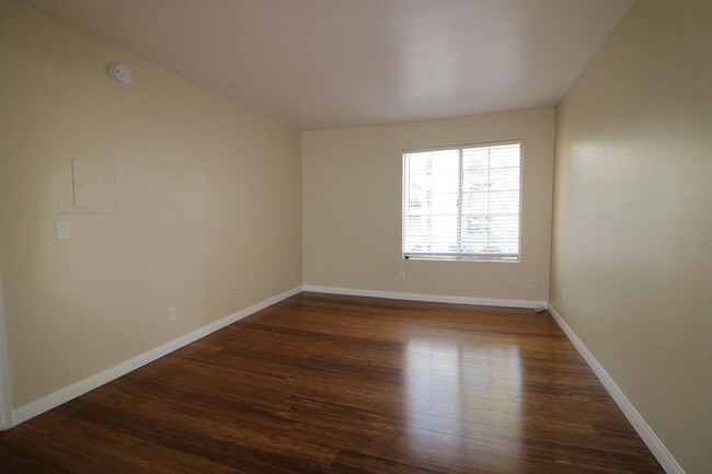 Building Photo - 1/Bed. Condo in Woodland Hills, Warner Center !!