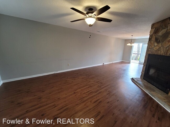 Building Photo - 3 br, 2.5 bath House - 4913 Country Court