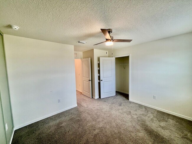 Building Photo - Beautiful Home in Newberry, FL – Spacious, Modern, and Peaceful Living