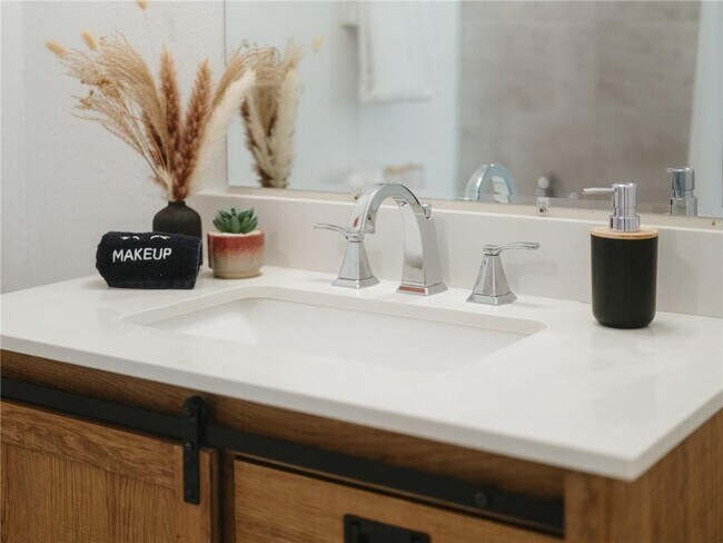 Building Photo - 2 Southport Ln