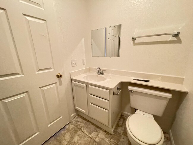 Building Photo - $1,200 Rent BHCRENT.COM 2 bed 2 bath with ...