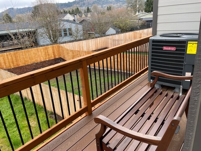 Building Photo - THREE BEDROOM TOWN HOME IN WOODLAND