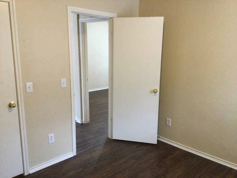 Building Photo - 702 Fleming St