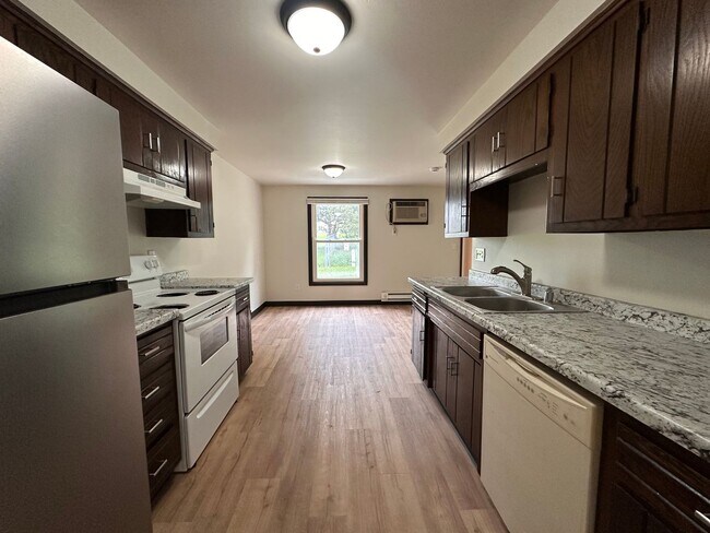 Building Photo - Noble Estates ||
