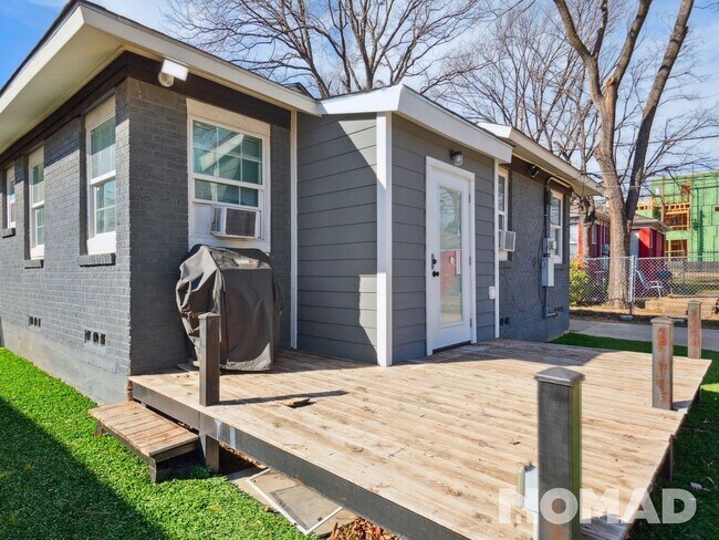 Building Photo - 1 bedroom renovated duplex