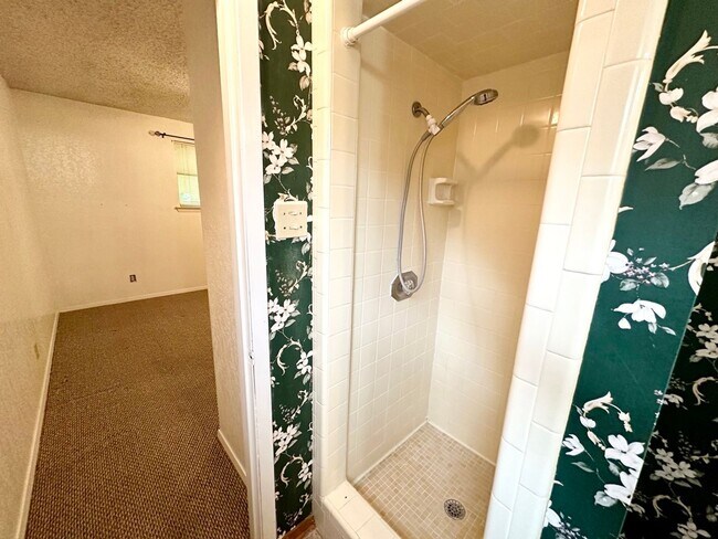 Building Photo - Spacious 3/2 in Midway ISD