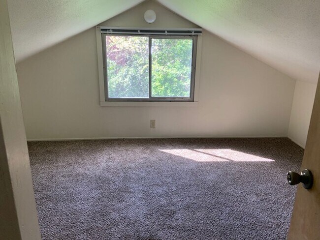 Building Photo - Updated 4 Bedroom ~ 1 Bathroom House Near ...