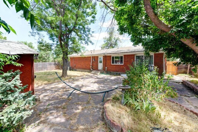 Building Photo - "Rare Find" Updated Large 5 Bedroom home W/Finished Basement!