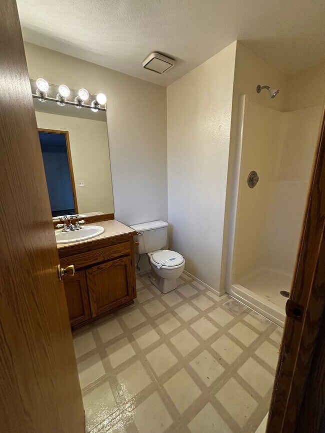 Building Photo - Bring the Dog! 3 bed 2 bath home located in Midtown Bend, close to parks, trails, and shopping,