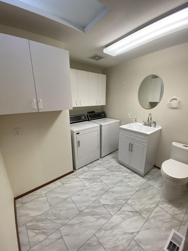 Building Photo - 501 E Michelle Dr