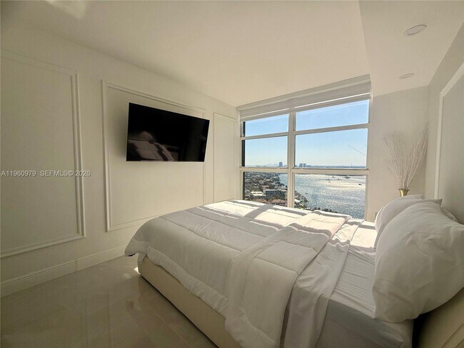 Building Photo - 1000 W Island Blvd