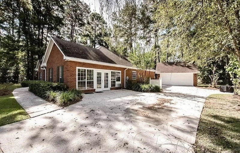 Building Photo - 2 Lake Laurie Dr