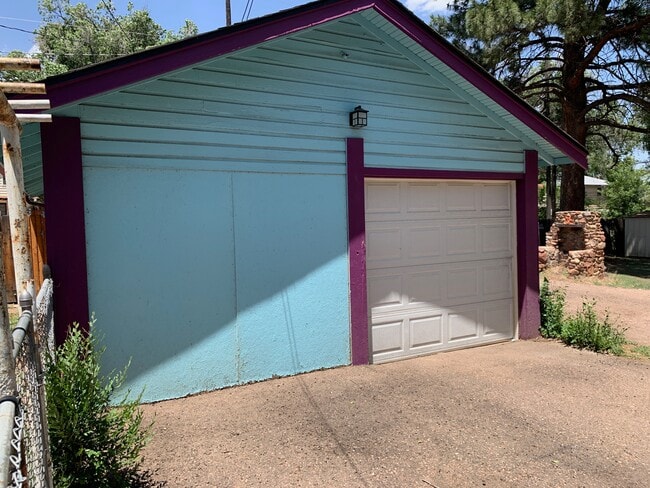 Building Photo - 424 W Cheyenne Rd