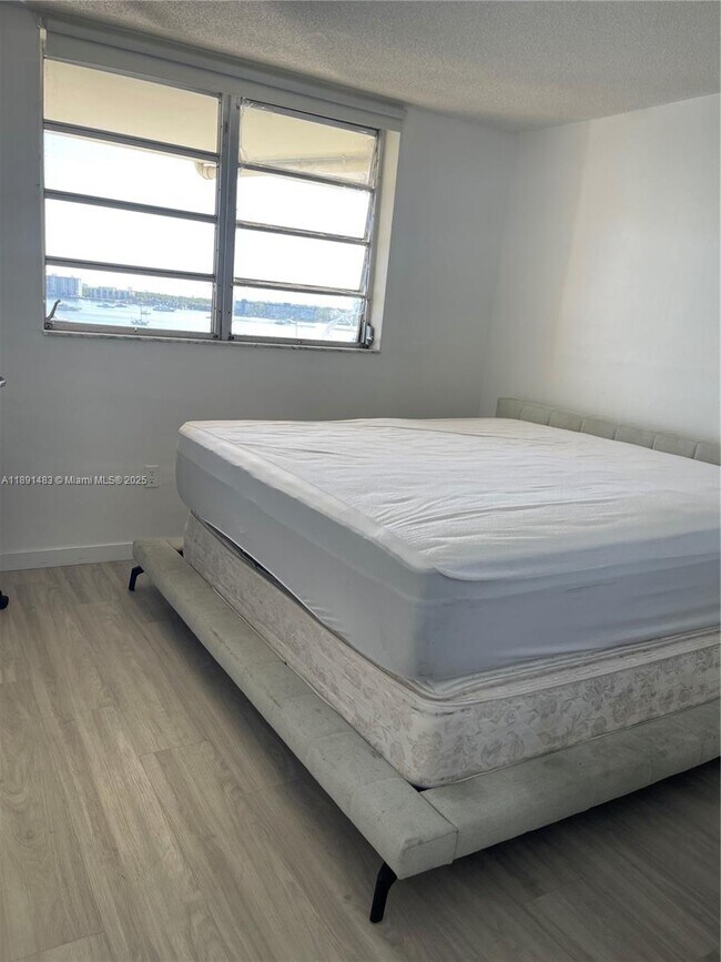 Building Photo - 2910 Point E Dr