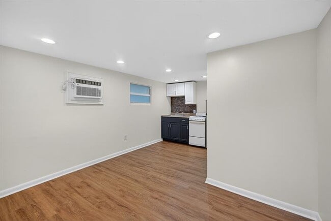 Building Photo - 2500 SW 18th Terrace
