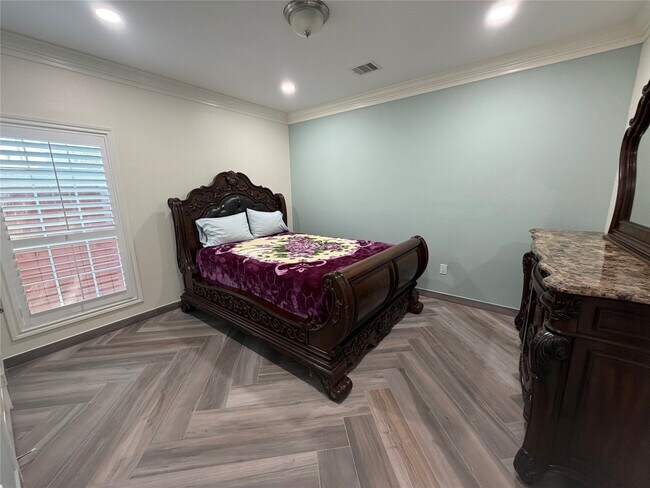 Building Photo - 5525 Swan Dr