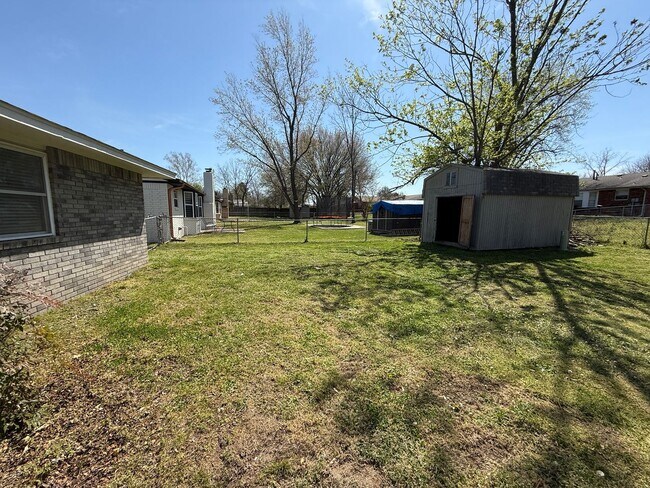 Building Photo - Three Bed 1 Bath Home in Broken Arrow with Shed