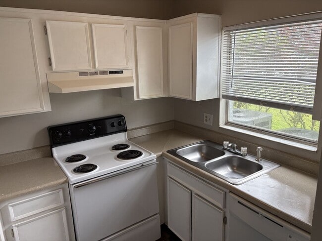 Building Photo - 1st floor 2 bedroom 2 bathroom