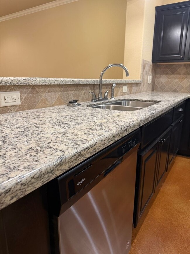 Building Photo - 3 Bedroom 3 Bath Barraks Townhome