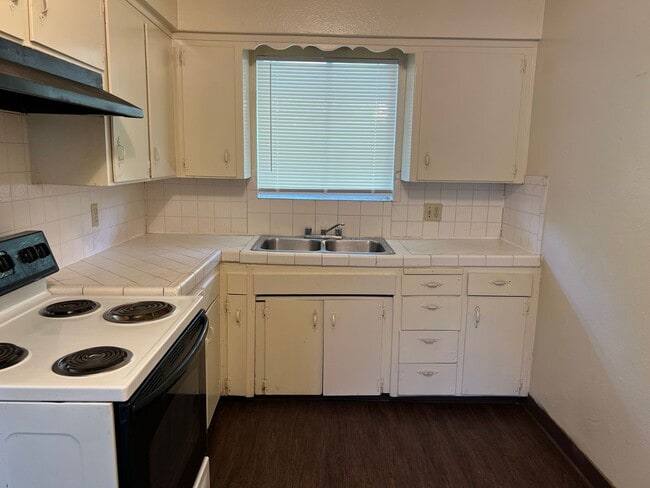 Building Photo - 489 S Backer Ave