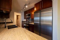 Building Photo - 3Bd/1.75Ba Seattle Condo