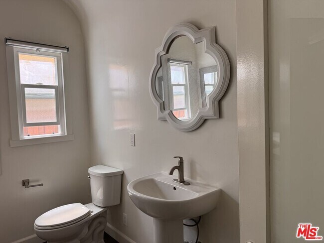 Building Photo - 1325 S Rimpau Blvd