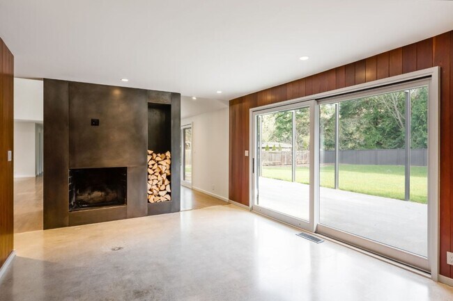 Building Photo - 3Bd/1.75Ba Shoreline Home