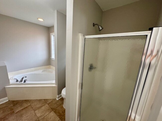 Building Photo - 5 minutes to White Oak!