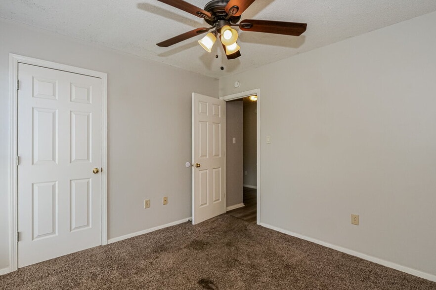 Building Photo - 6935 Amanda Dr N