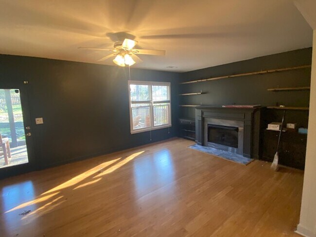 Building Photo - Coming Soon! Great home near the lake and ...