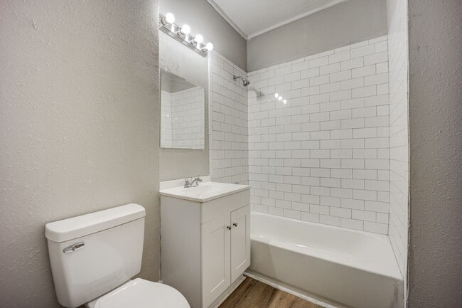 Building Photo - Freshly Updated 3 Bedroom House