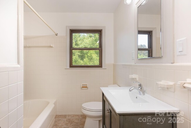 Building Photo - 10 S Oak Forest Dr