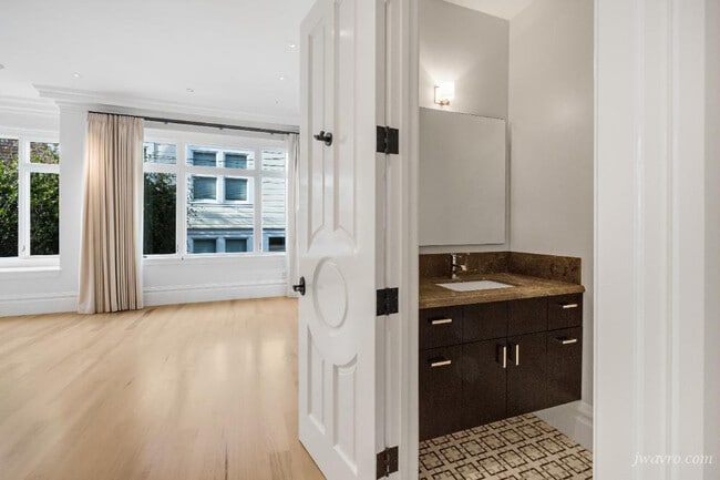 Building Photo - 19 Wilmot St