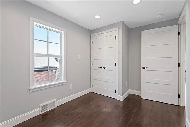 Building Photo - Bright 3-Bedroom Home in Mount Washington,...