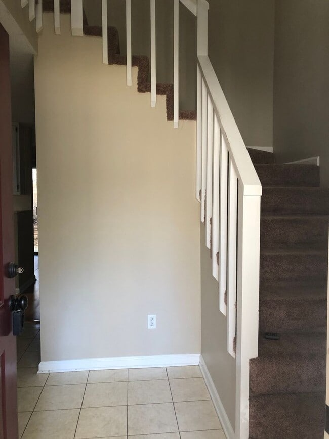 Building Photo - Rolling Acres - End Unit!  CARPET/LVP. WAS...